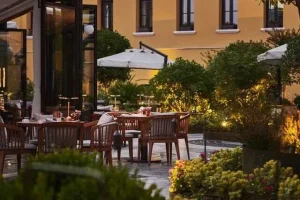 Four Seasons Hotel Istanbul’da romantik yaz akşamı için zarif restoran atmosferi.