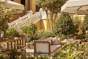 Four Seasons Hotel Sultanahmet’te tarihî atmosfer eşliğinde yaz akşamı deneyimi.