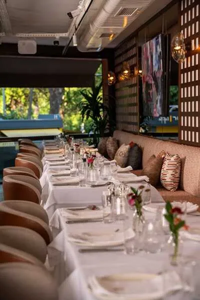sekizdeyiz-bebek-istanbul-restaurant Sekizdeyiz Bebek restoranının modern ve samimi iç mekânı.