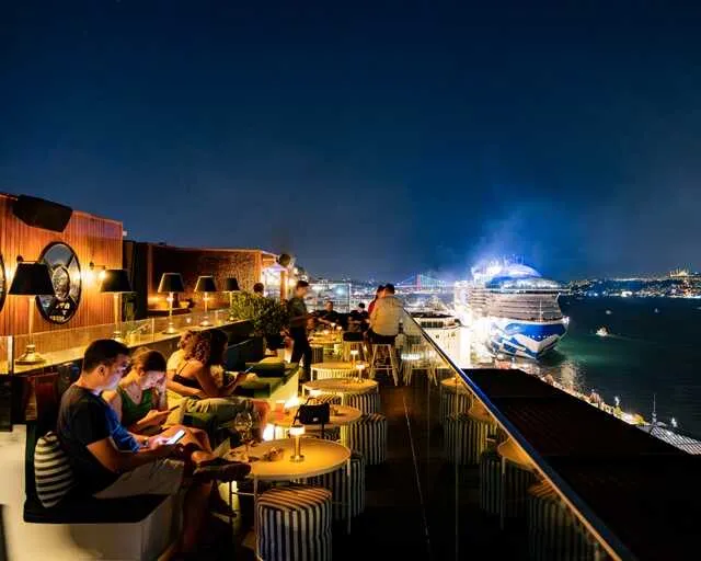 sky-karakoy-bogaz-manzarasi Sky Karaköy’de Boğaz manzarası eşliğinde gün batımından geceye uzanan yaz akşamı.
